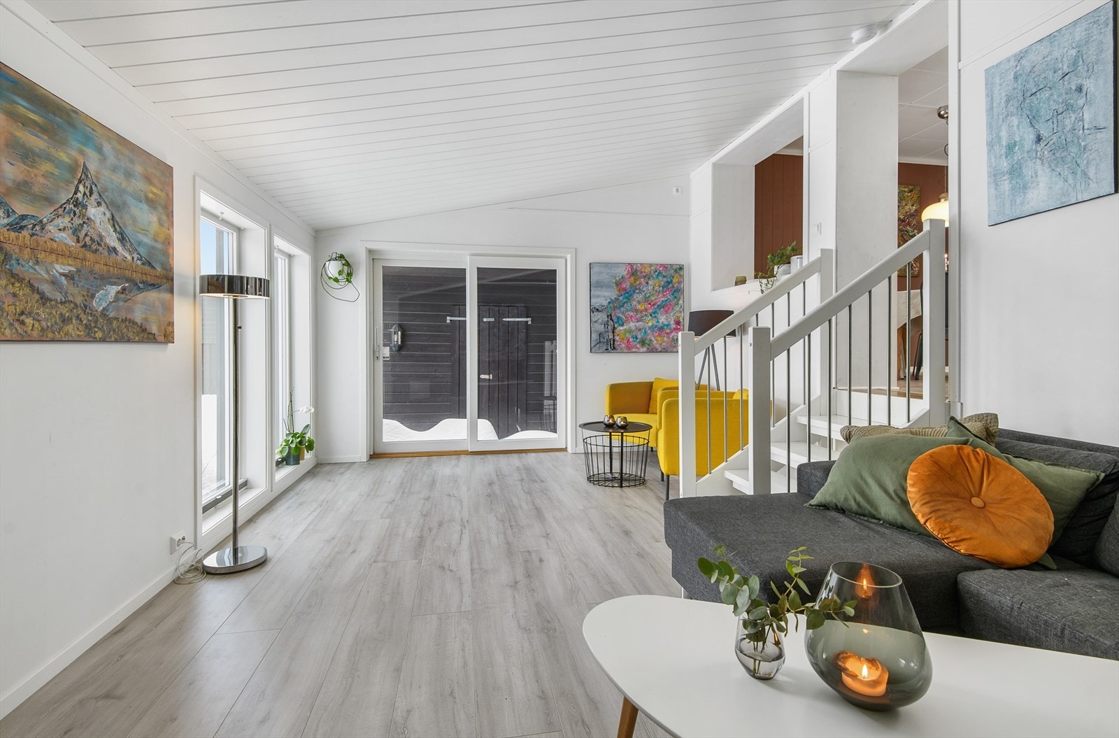 Stuen har flere fine muligheter for plassering av sittegrupper Galleribilde