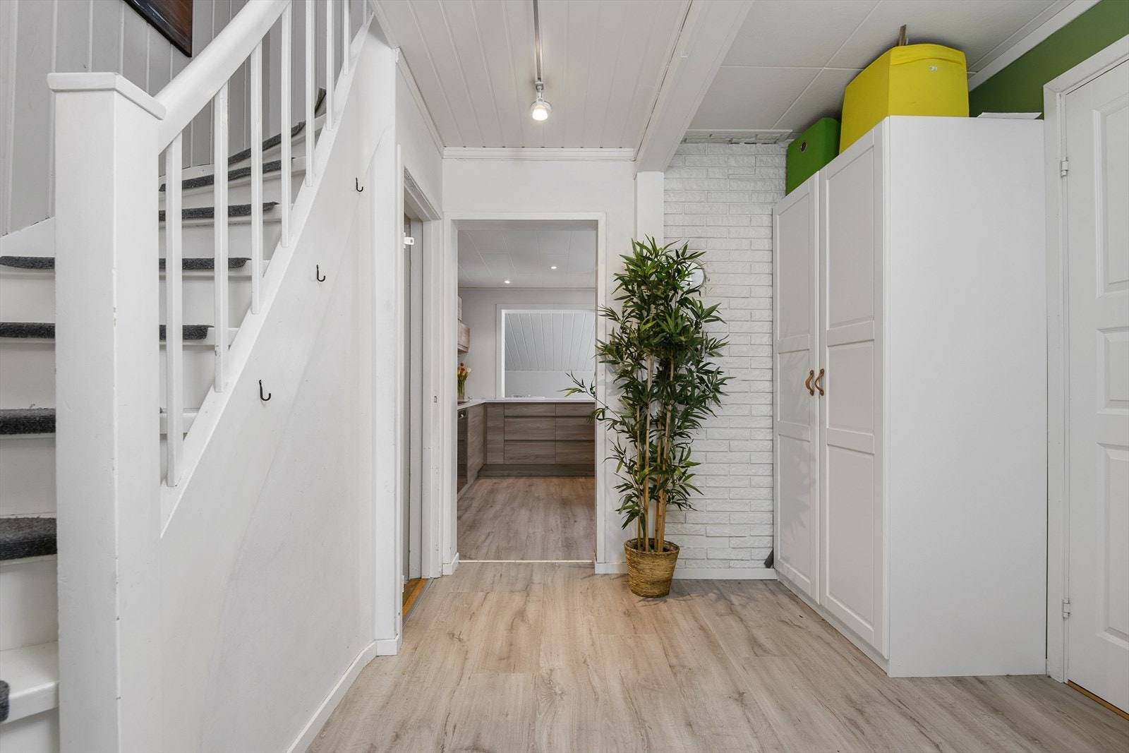 Lys og romslig gang med plass til garderobeskap Galleribilde