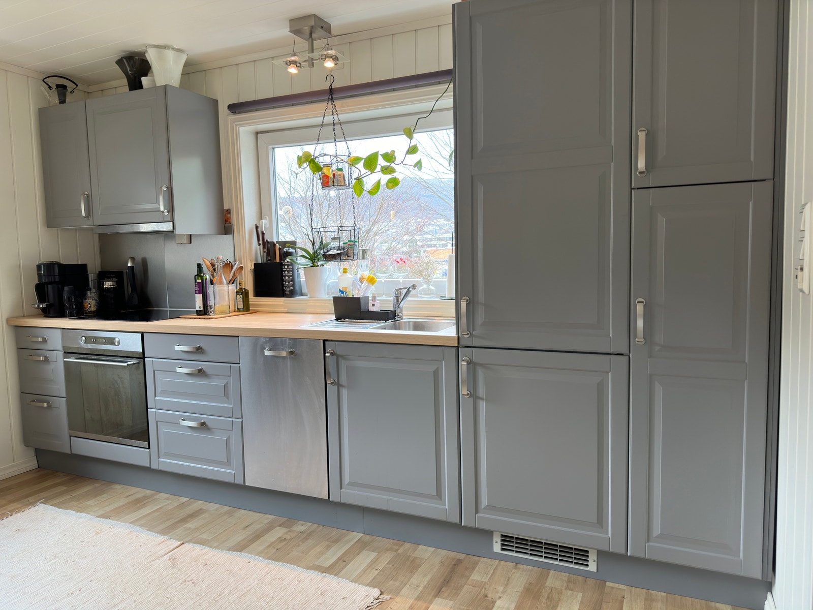 Flott kjøkken med integrerte hvitevarer Galleribilde