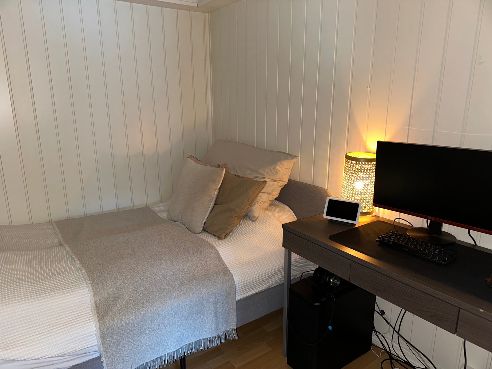 Sove alkove med plass til dobbeltseng og skrivebord. Galleribilde