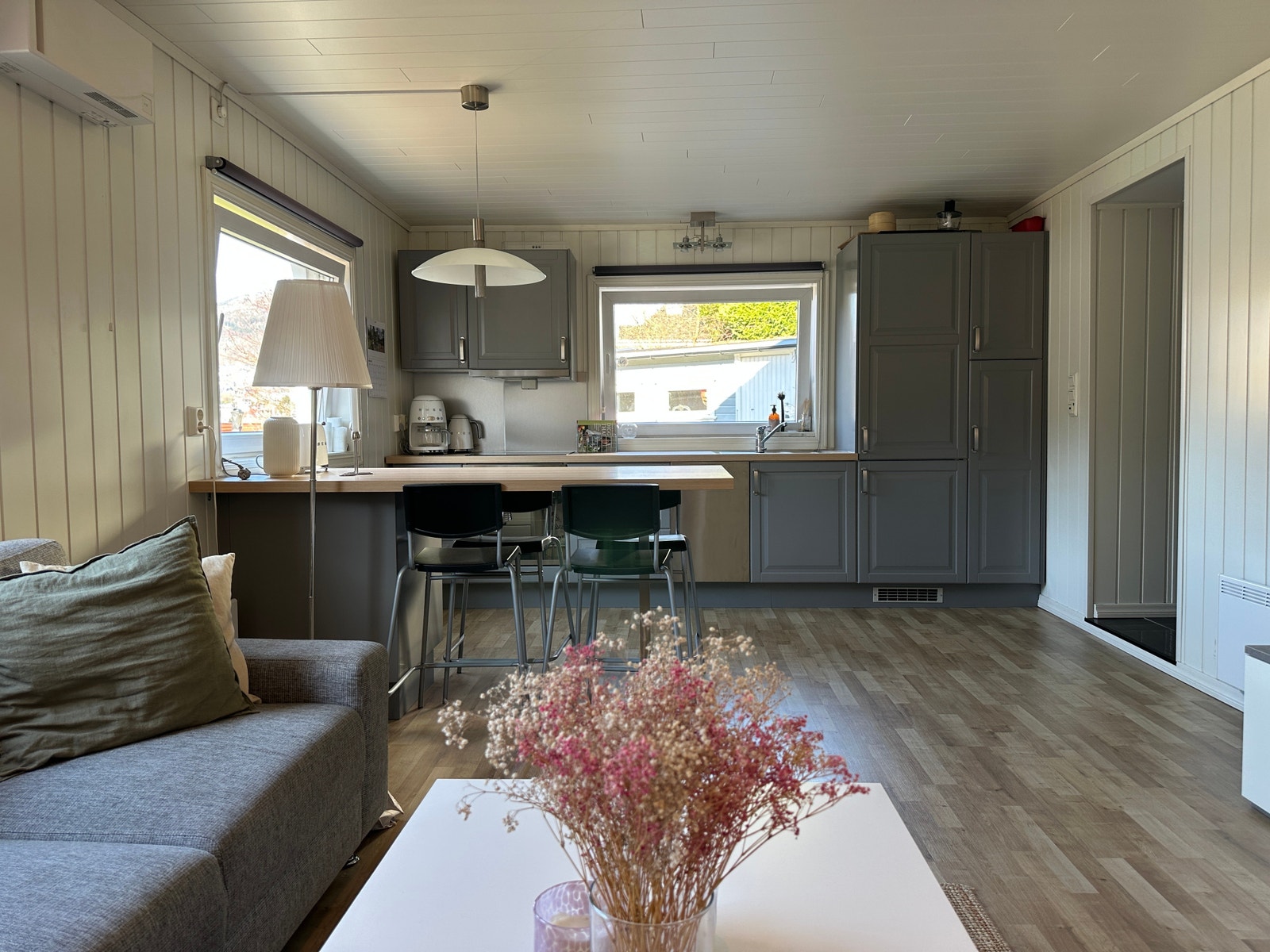 Lyst og åpen stue/kjøkken løsning Galleribilde