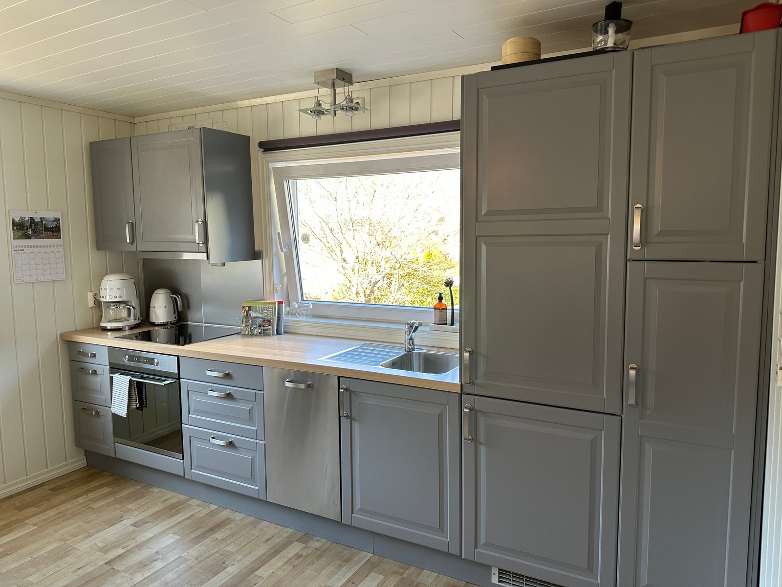 Flott kjøkken med integrerte hvitevarer Galleribilde