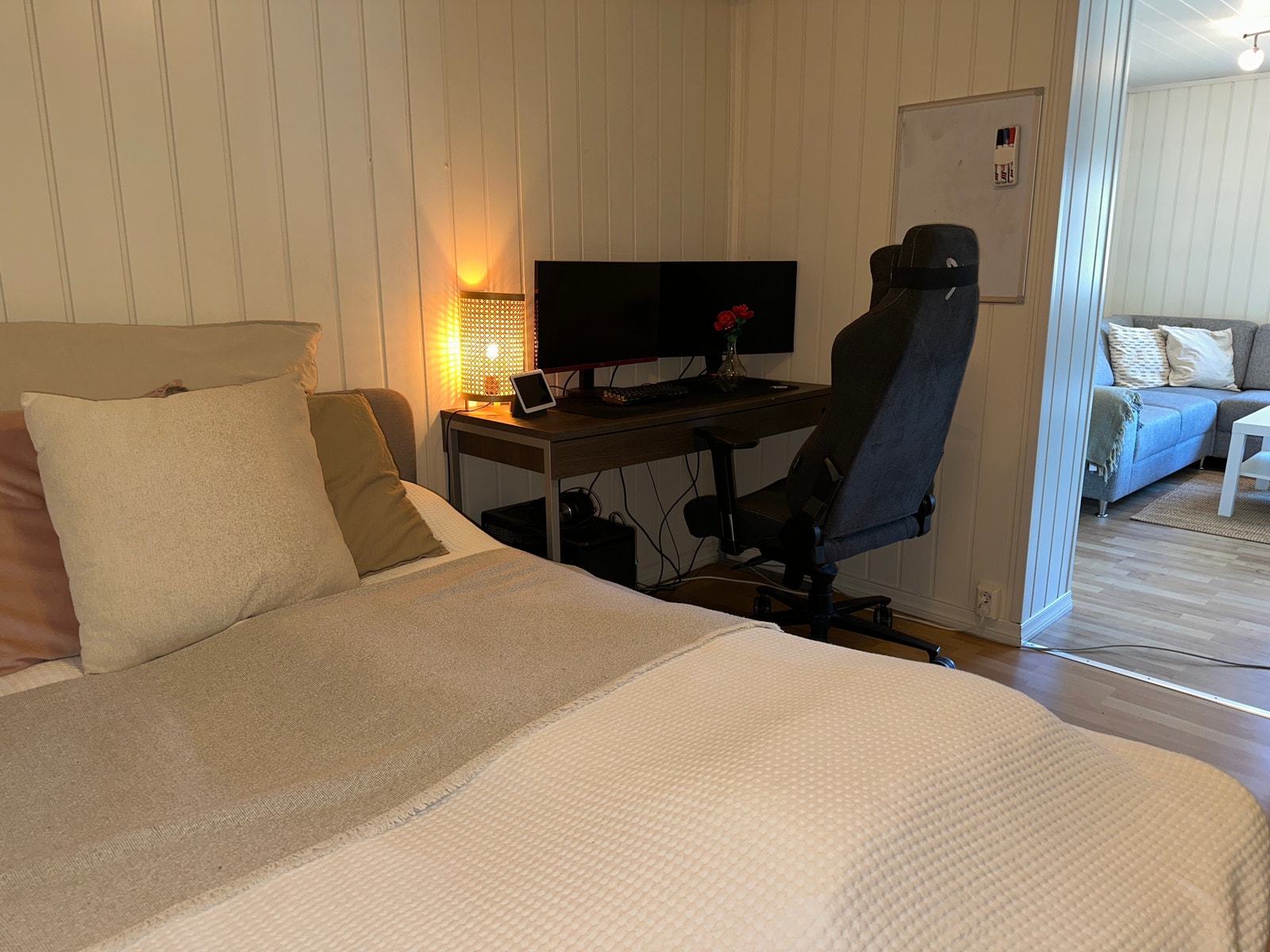 Sove alkove med plass til dobbeltseng og skrivebord. Galleribilde