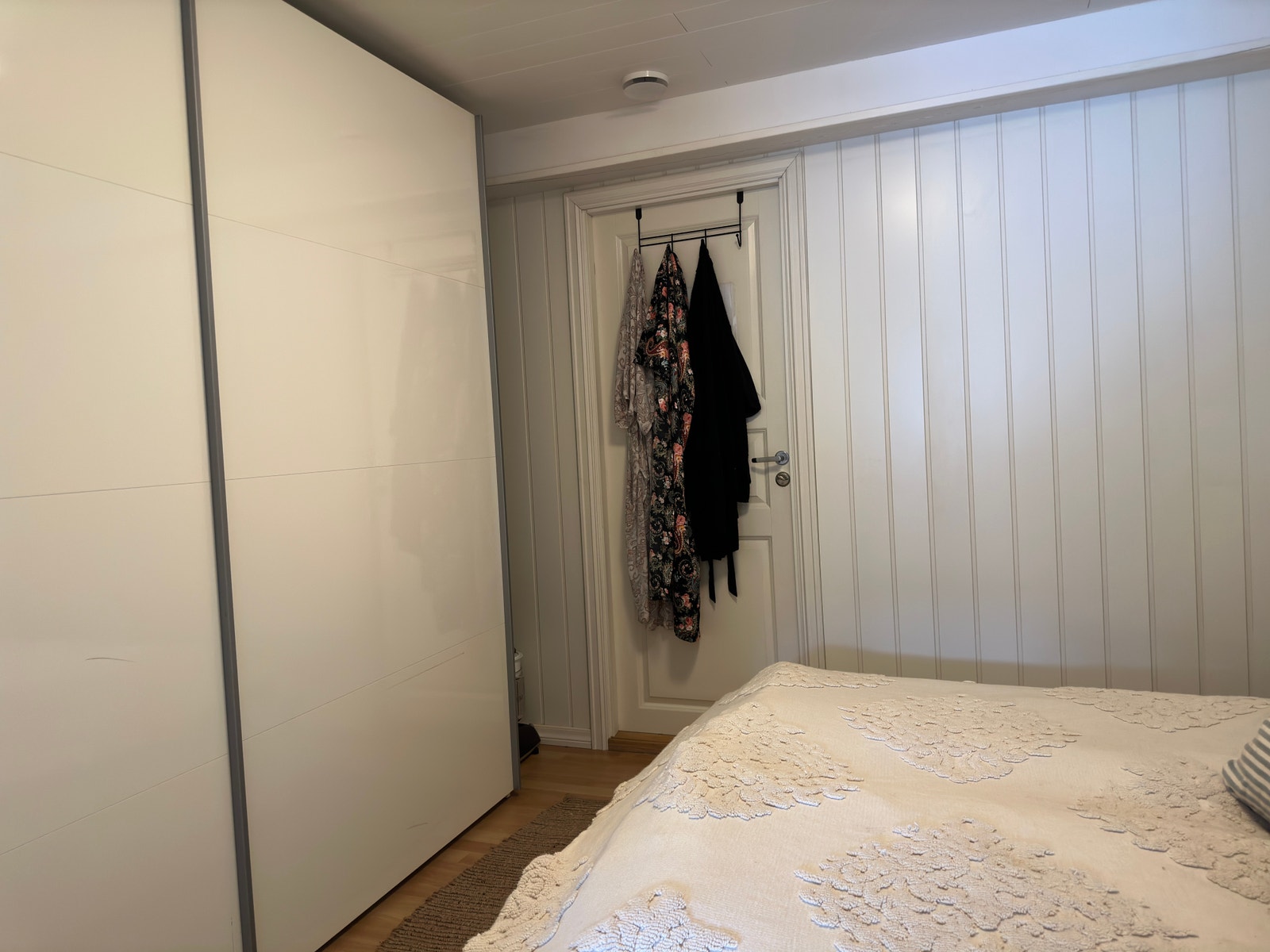 Soverom/alkove - Stor skyvedørs garderobe. Galleribilde