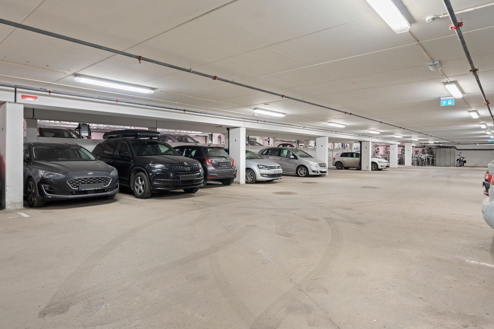 Med leiligheten følger bruksrett til garasjeplass med mulighet for el-bil lader. Plass nr 34. Galleribilde