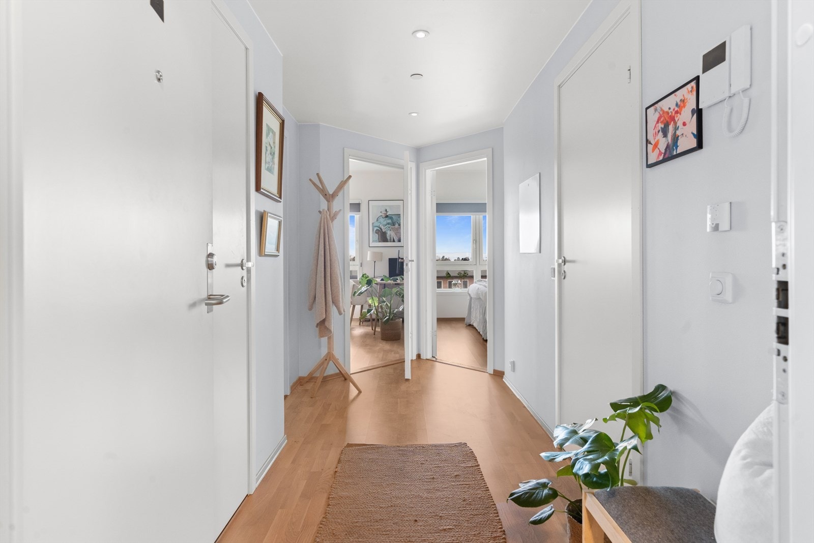 Leiligheten har en lys entré med plass til å henge fra seg yttertøy og sette fra seg sko. Det er godt med lagringsplass i innvendig bod, samt i disponibel kjellerbod på ca. 5 m². Dørcalling med åpner. Galleribilde