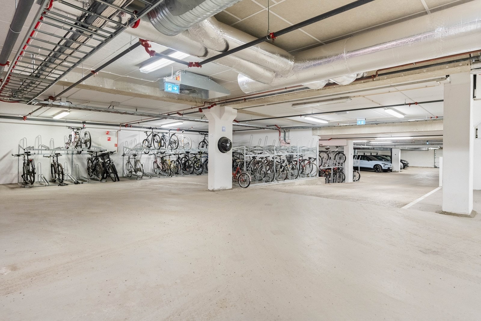 Del av garasje er satt av til å sette fra seg sykler. Galleribilde