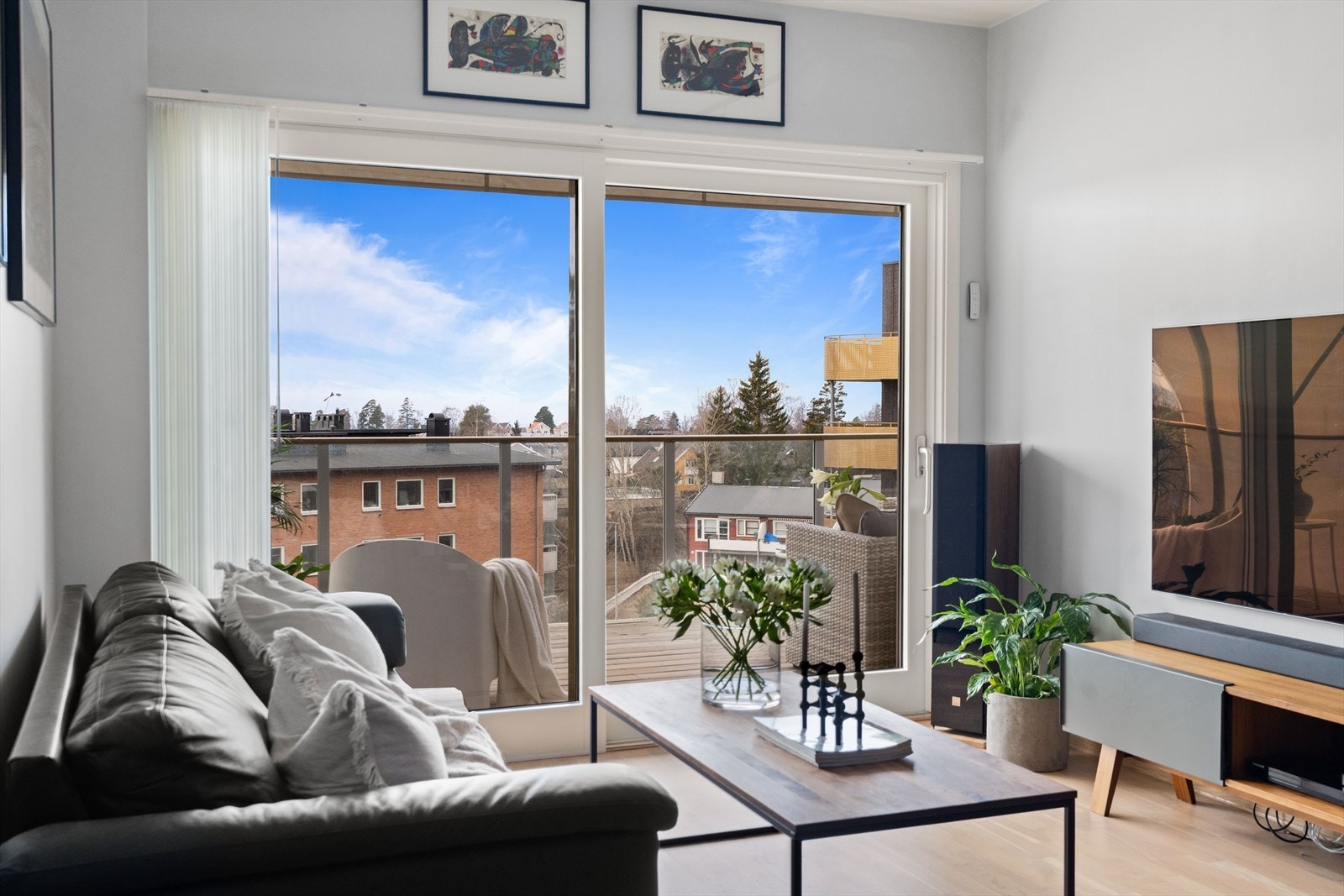 I stuen er det plass til sofaseksjon, tv-møbel og spiseplass. Galleribilde