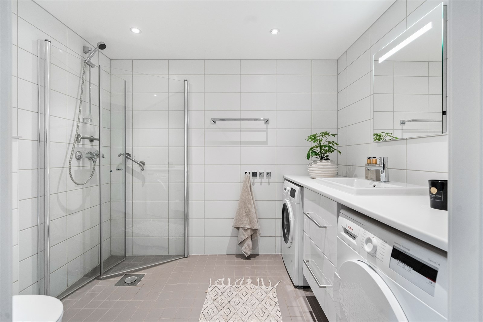 Fra entréen er det inngang til et flislagt baderom med standard fra byggeår. Veggene og gulv har fliser, og taket er malt. Det er downlights i himlingen. Galleribilde