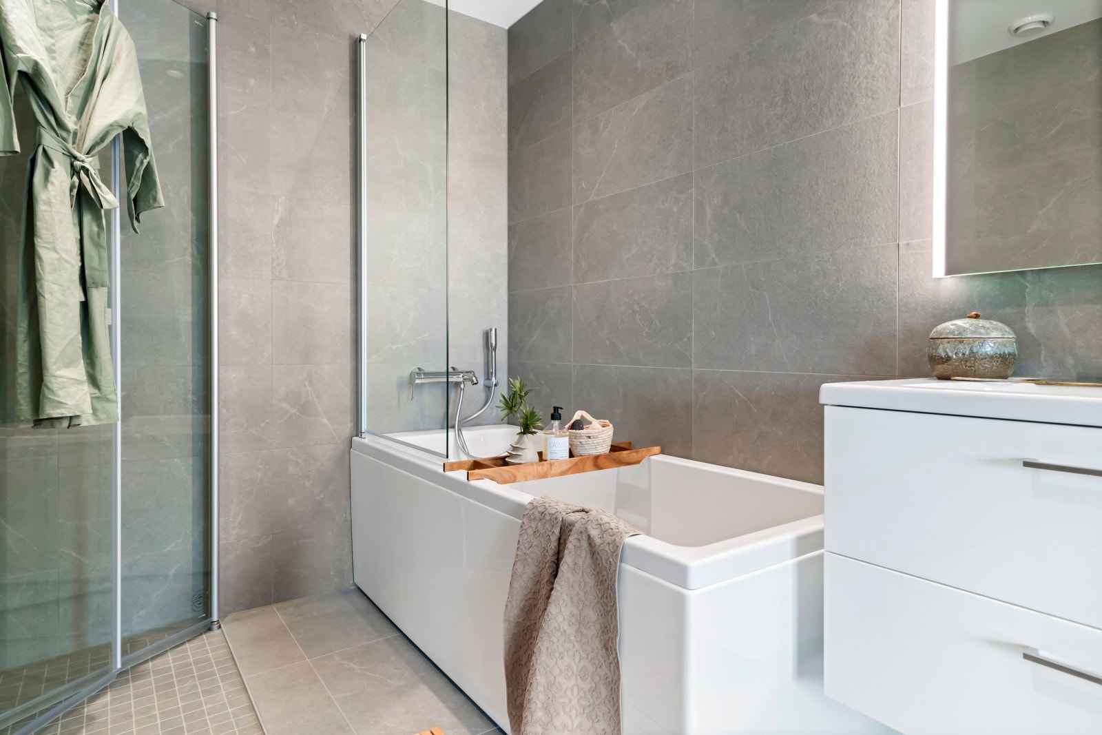 Badet har dusjnisje og et delikat badekar. Galleribilde