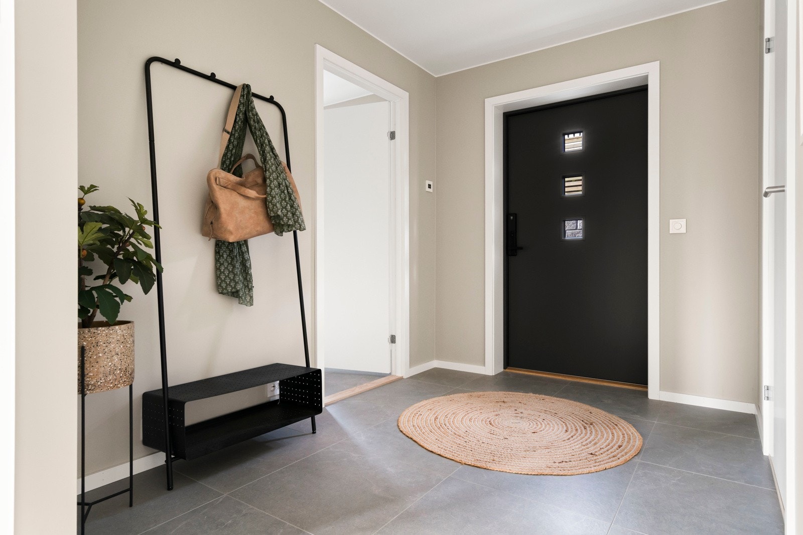 Entreen er meget innbydende med glassfelt i inngangsdør og fliser på gulv med behagelig gulvvarne. Galleribilde
