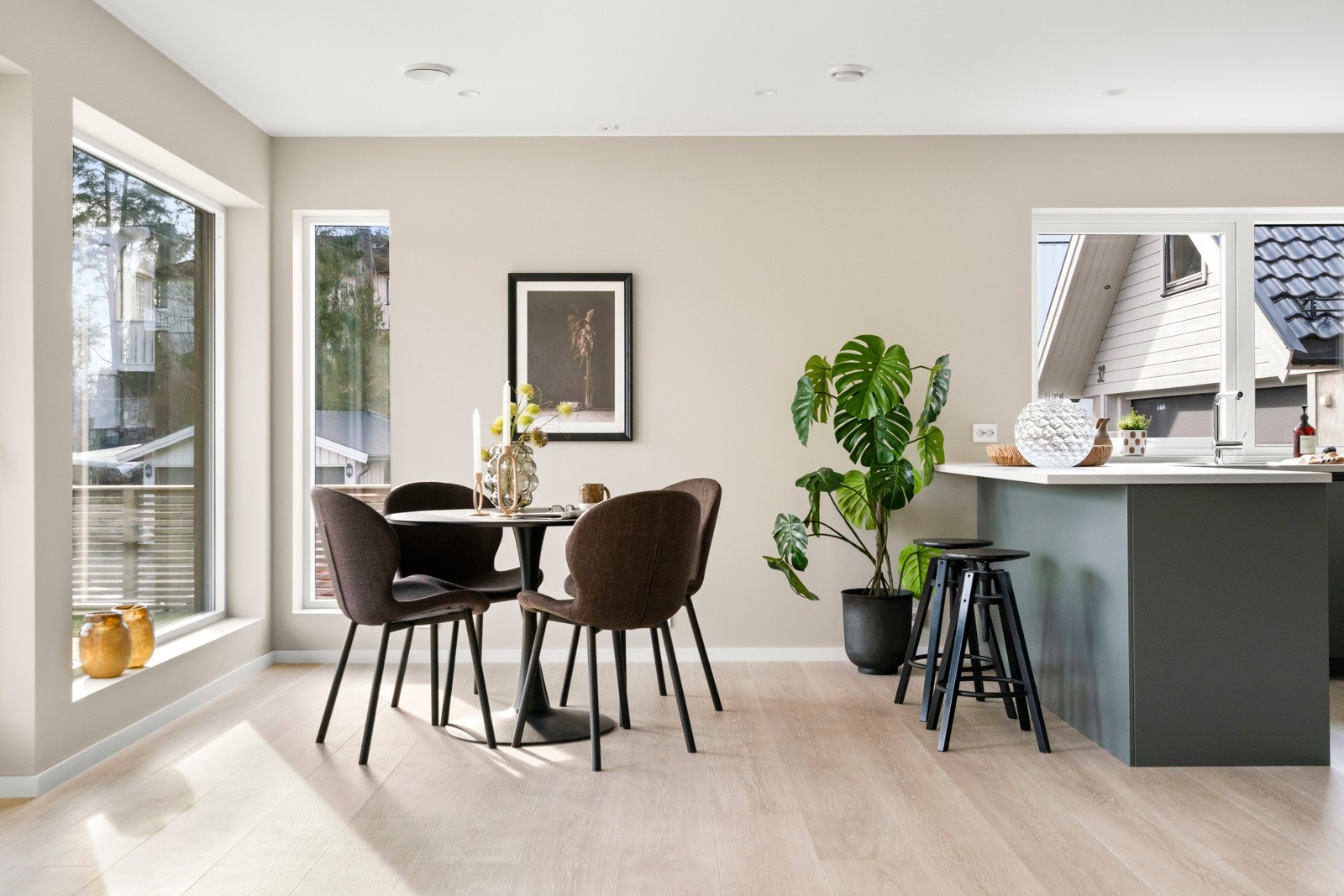 I overgangen til stuen er det plass til en spisegruppe. Galleribilde