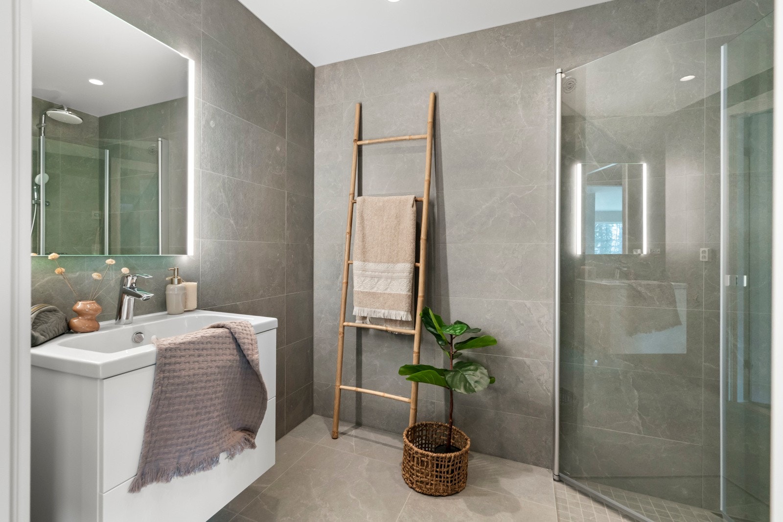 Fra entreen er det dirkete adkomst til badet. Galleribilde