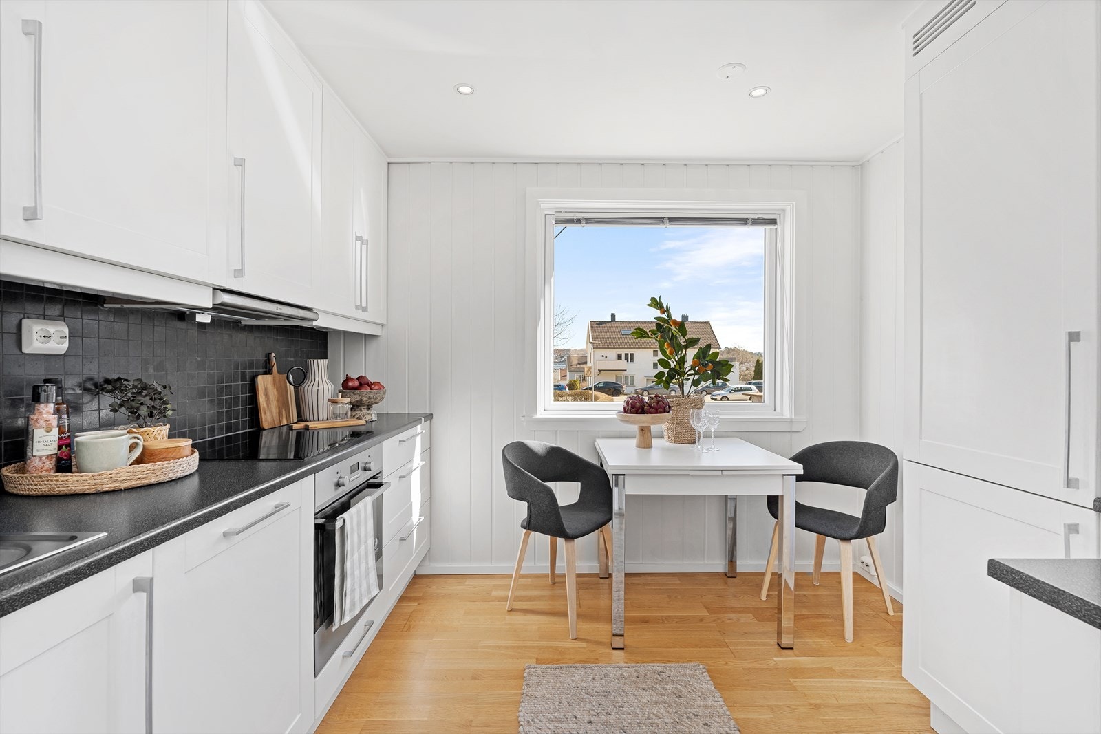 Kjøkkenet er fra kvalitetsleverandøren Strai Kjøkken og var nytt i 2014. I den sammenheng ble hele rommet pusset opp med nytt gulv, vegger og downlights i himling. Arbeidene ble utført av Aamodt Bygg. Galleribilde