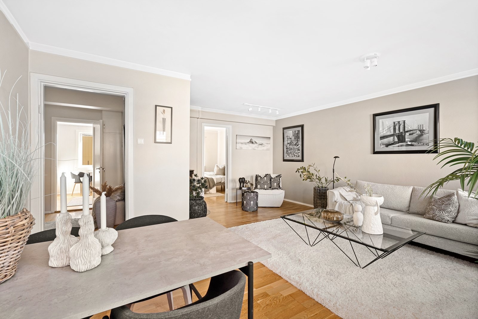 Stuens utforming gjør det enkelt å lage soner i stuen, i tillegg til gangbane mellom gang/entre, stue og hovedsoverom. Her er det laget tre ulike soner for spisestue, sofa-sone og en sone i tilknytting til vedovnen. Galleribilde