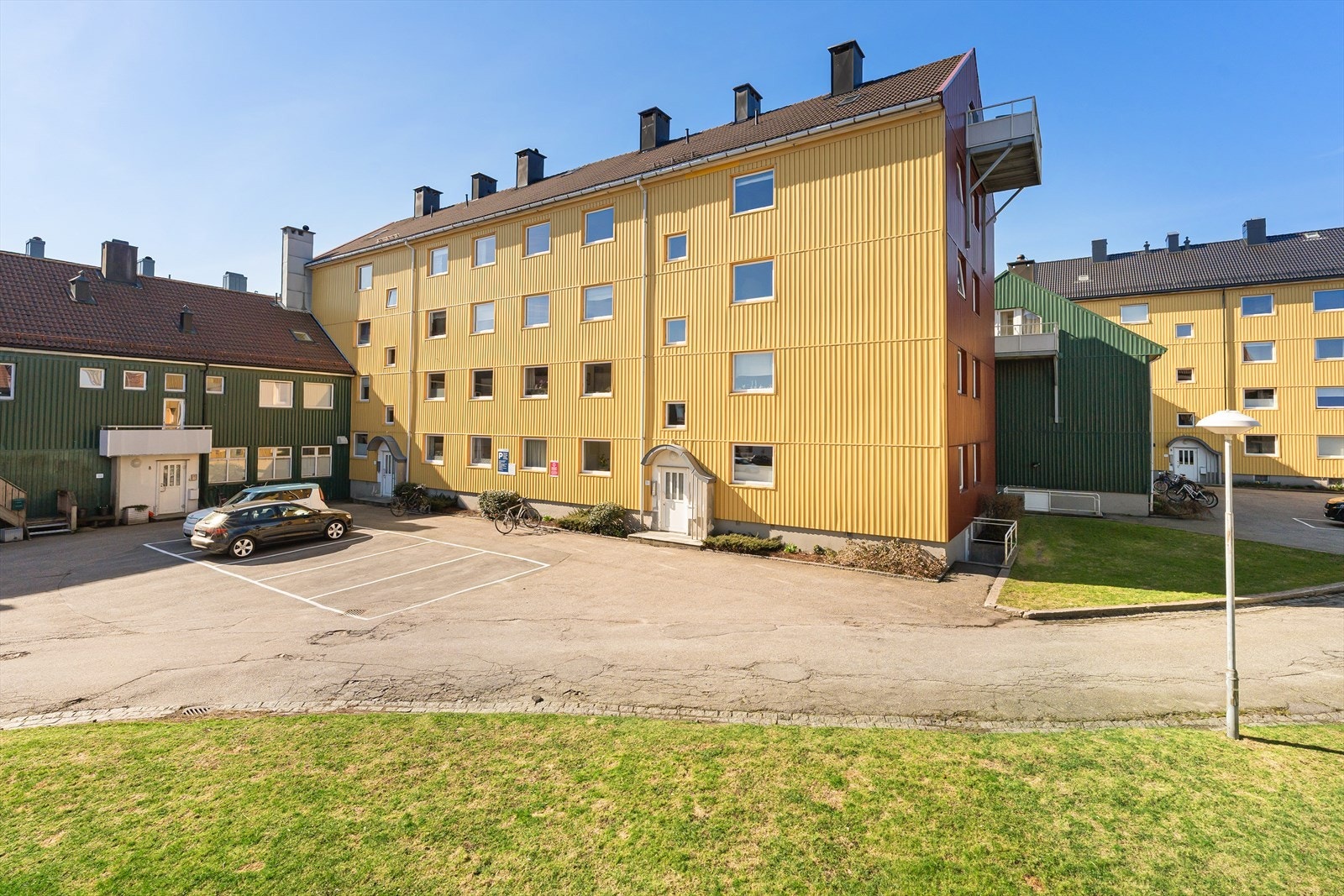 I borettslaget er det noen parkeringsplasser hvor "første-mann-til-mølla-prinsippet" gjelder, hvor hver enkelt registrerer inn sitt kjennemerke via appen. Galleribilde