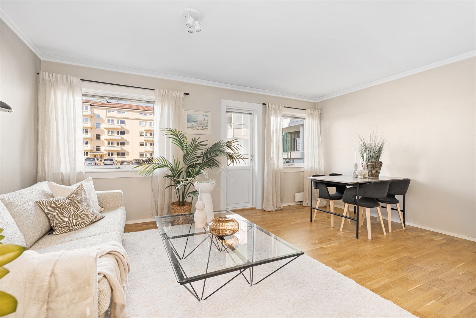 Vinduene er skiftet i regi av borettslaget i ca 2018, da ble også balkongdør skiftet. Galleribilde