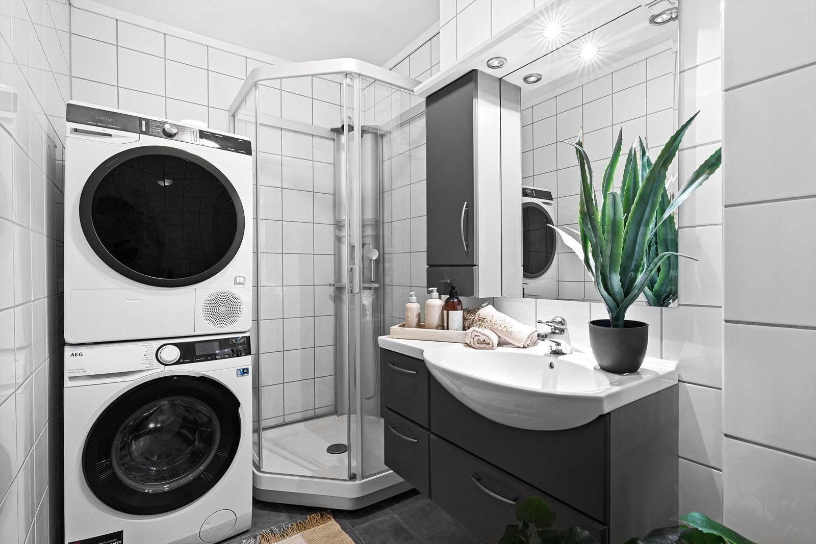 Badet er helfliset med varme i gulvet og ble pusset opp i regi av fagfolk i 2006. Det inneholder alt du behøver som et praktisk dusjkabinett, vegghengt toalett, baderomsinnredning med vask og speil over, samt opplegg og plass til vaskemaskin/tørketrommel. Galleribilde