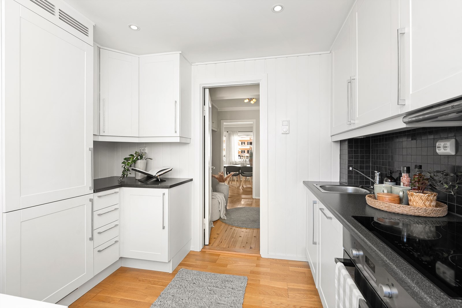 Det er godt med lagringsplass i de takhøye overskapene. Galleribilde