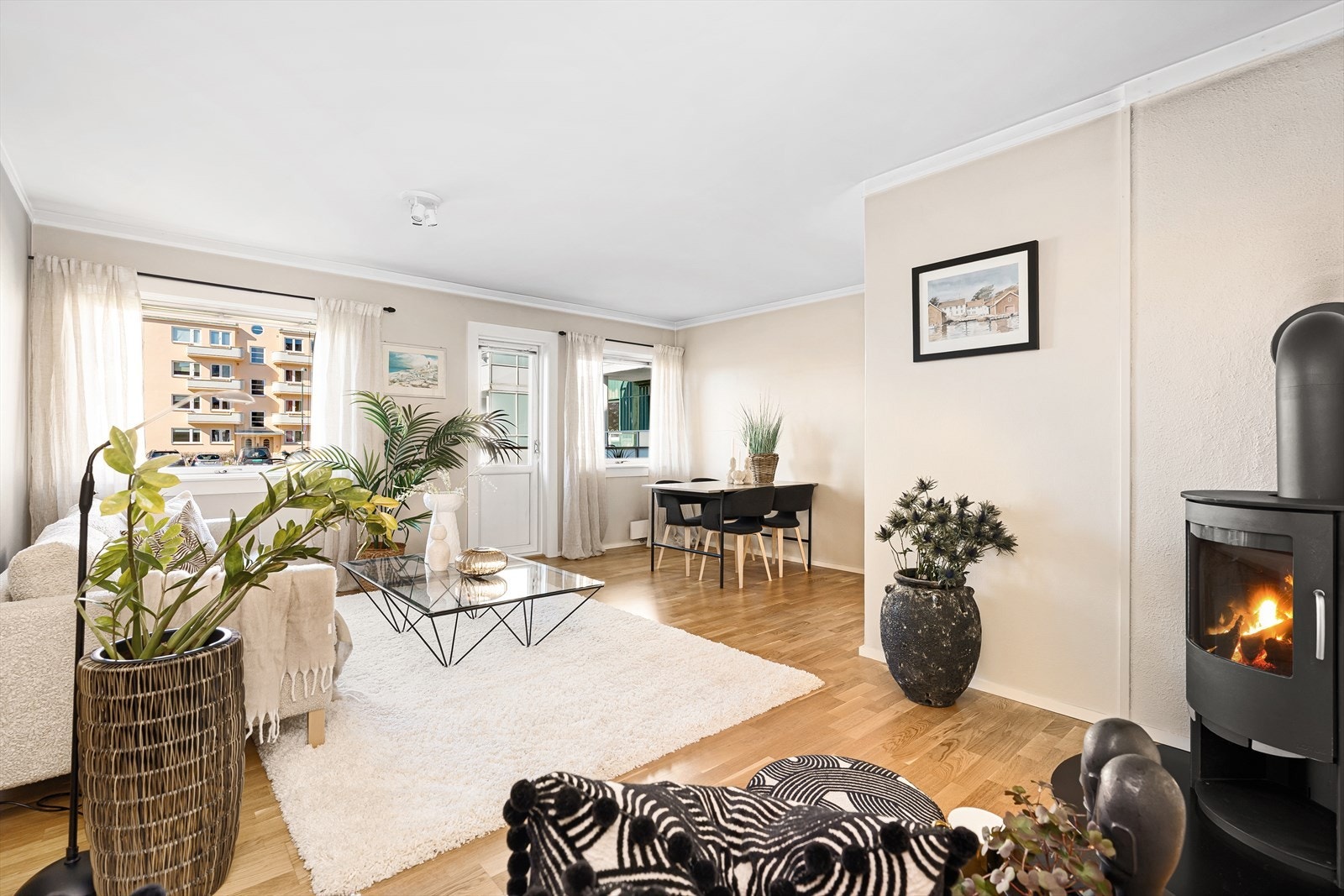 Velkommen til en ypperlig beliggende 3-roms andelsleilighet med fin utsikt utover og gode solforhold! Leiligheten i St. Olavs vei 15D er presentert av Ina Andersen for Sørmegleren. Galleribilde