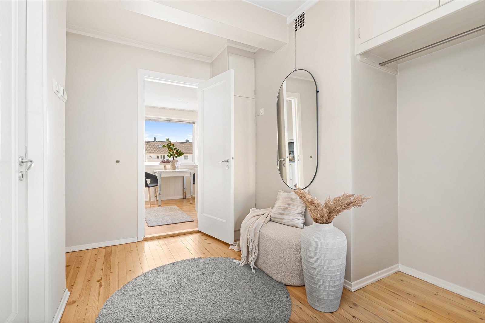 I entreen/mellomgangen er det en nisje med plass til oppbevaring. Det er også noen innebygde skap som gir godt med lagringsplass. Tilhørende leiligheten medfølger det hele 3 stk. boder, hvorav 2 stk. er i underetg., og 1 på loftet. Galleribilde