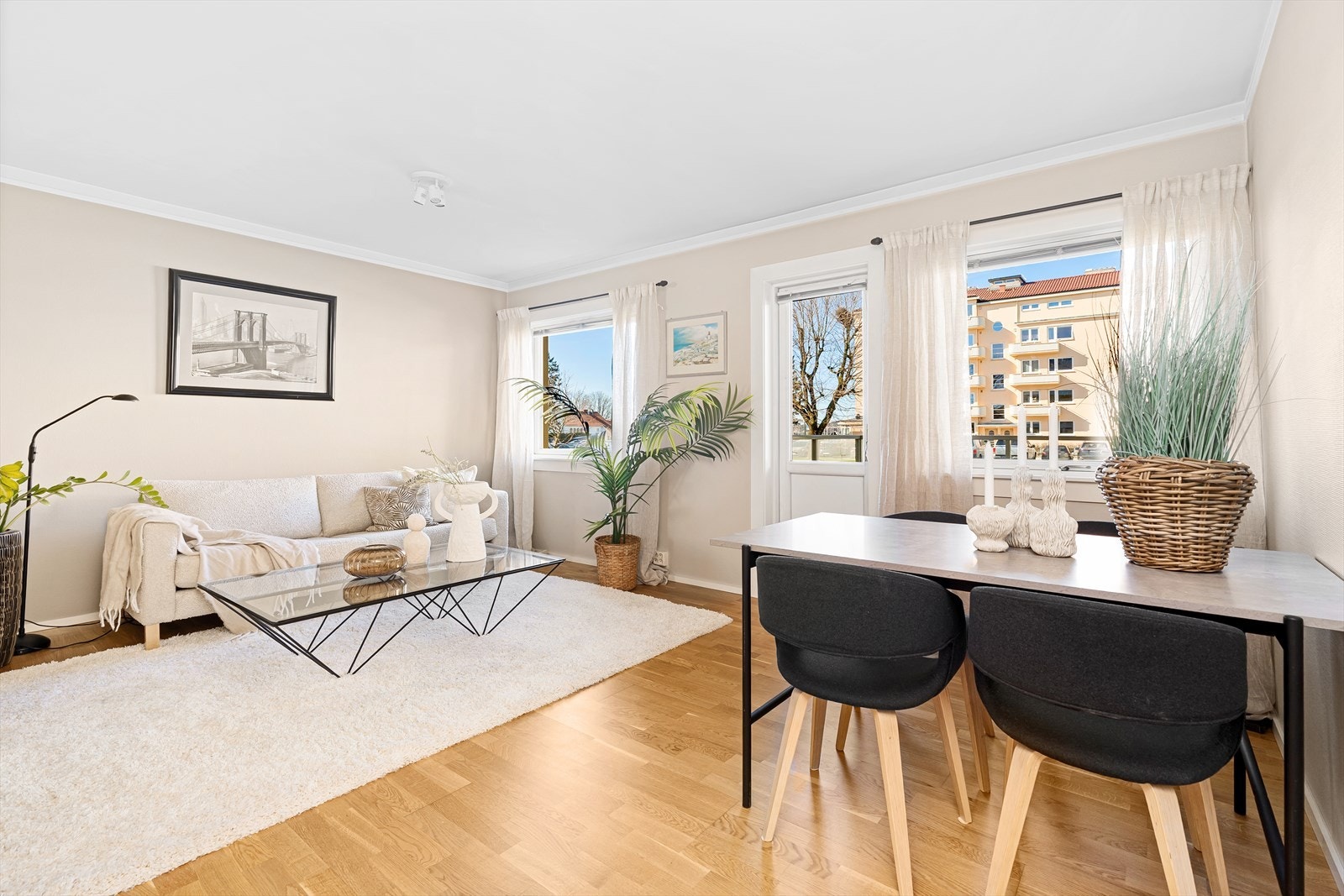 Velkommen inn! Nåværende eier har bodd i leiligheten i nesten 23 år og har trivdes utrolig godt! Gjennom årene har det blitt utført flere oppgraderinger. I stuen ble det i 2019 bla. malt himling/vegger av fagfolk, utført av Mal i Sør. Galleribilde