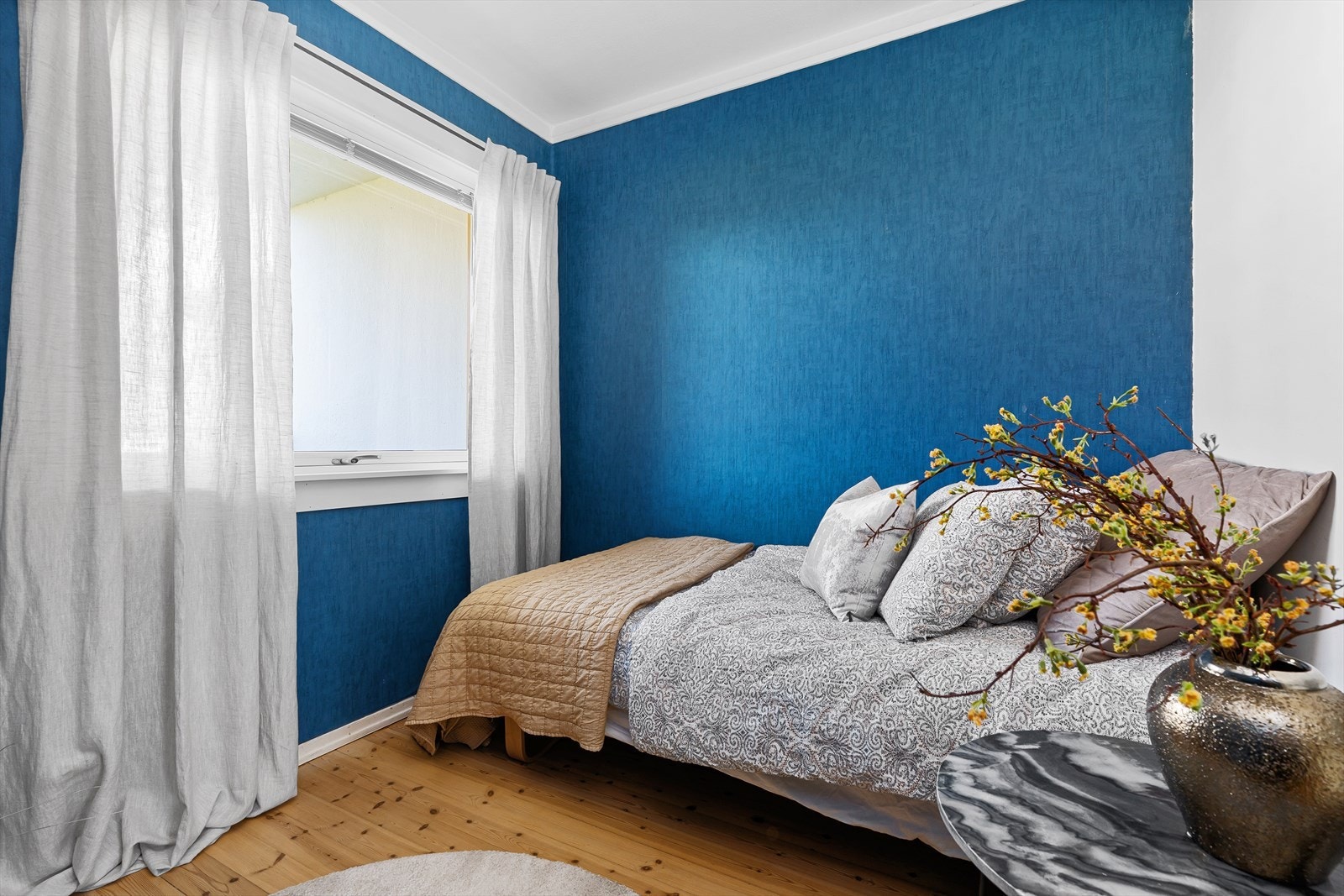 Soverom nr. 2 er også av god størrelse, men da badet ble pusset opp ble det tatt litt plass fra dette soverommet for å gjøre badet litt større. Det er likevel plass til seng med tilhørende nattbord, samt garderobeløsning om ønskelig. Galleribilde