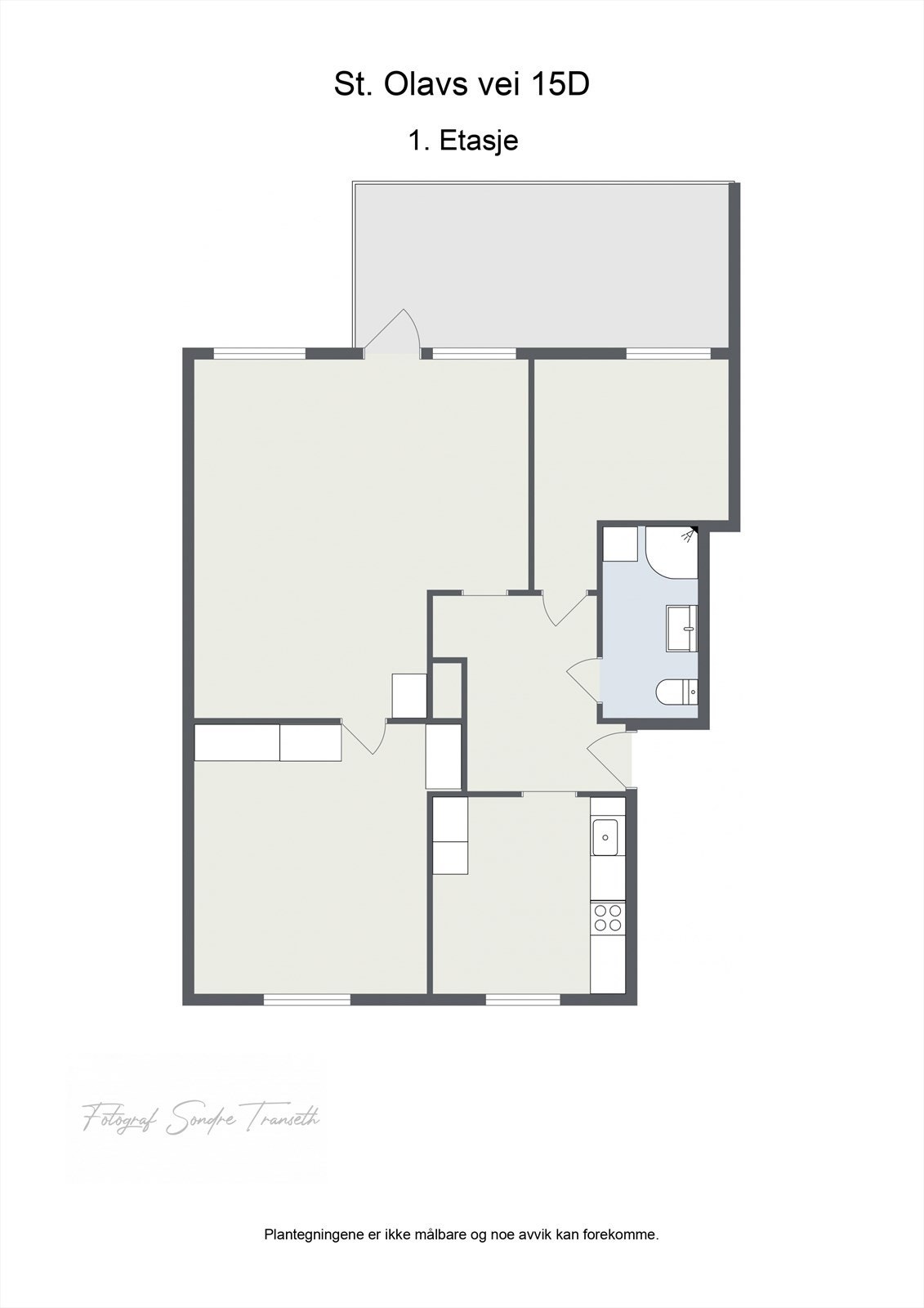 Planløsning: entre/mellomgang, stue med tilkomst til balkong, 2 stk. soverom, kjøkken, samt bad. I tillegg medfølger det 2 stk. boder i byggets underetg., samt 1 bod i loftsetasjen. Galleribilde