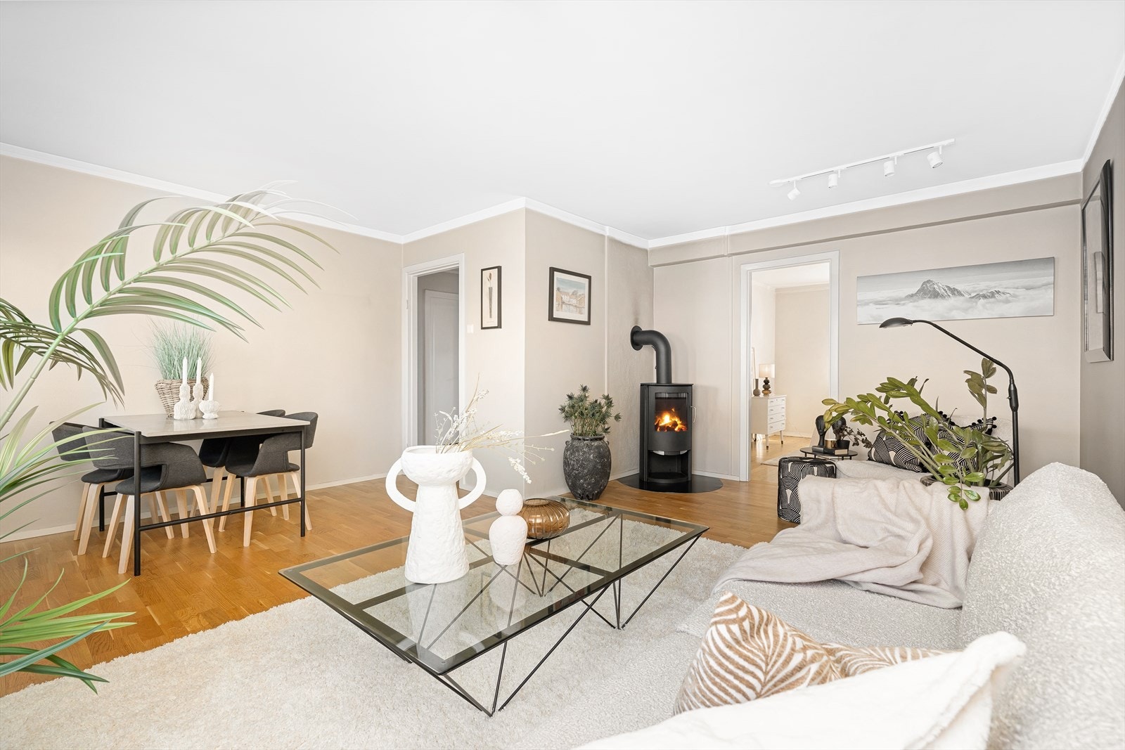 Vedovn er godt å ha vinterstid! Vedovnen fra Lotus gir godt med varme og ble satt inn av fagfolk for ca 12 år siden. Galleribilde