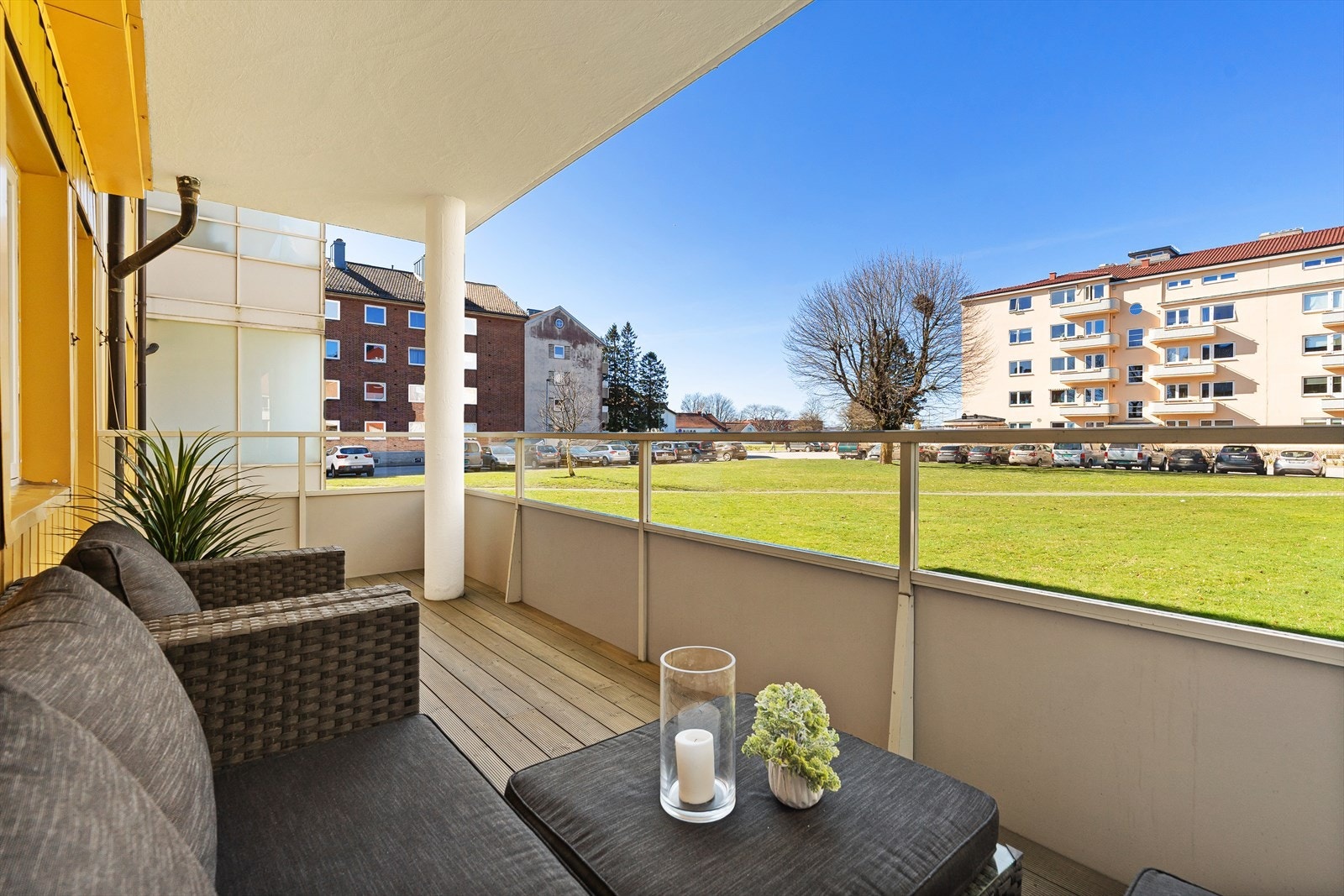 Leiligheten kan friste med en stor overbygget balkong på ca 10 kvm., hvor det ble lagt nytt terrassedekke sist i 2020, utført av Aamodt Bygg. Galleribilde