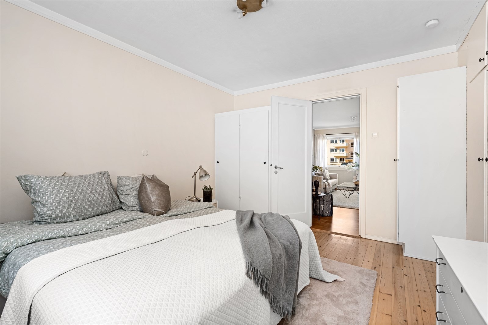 Det er hele 5 innebygde garderobeskap på hovedsoverommet. Galleribilde