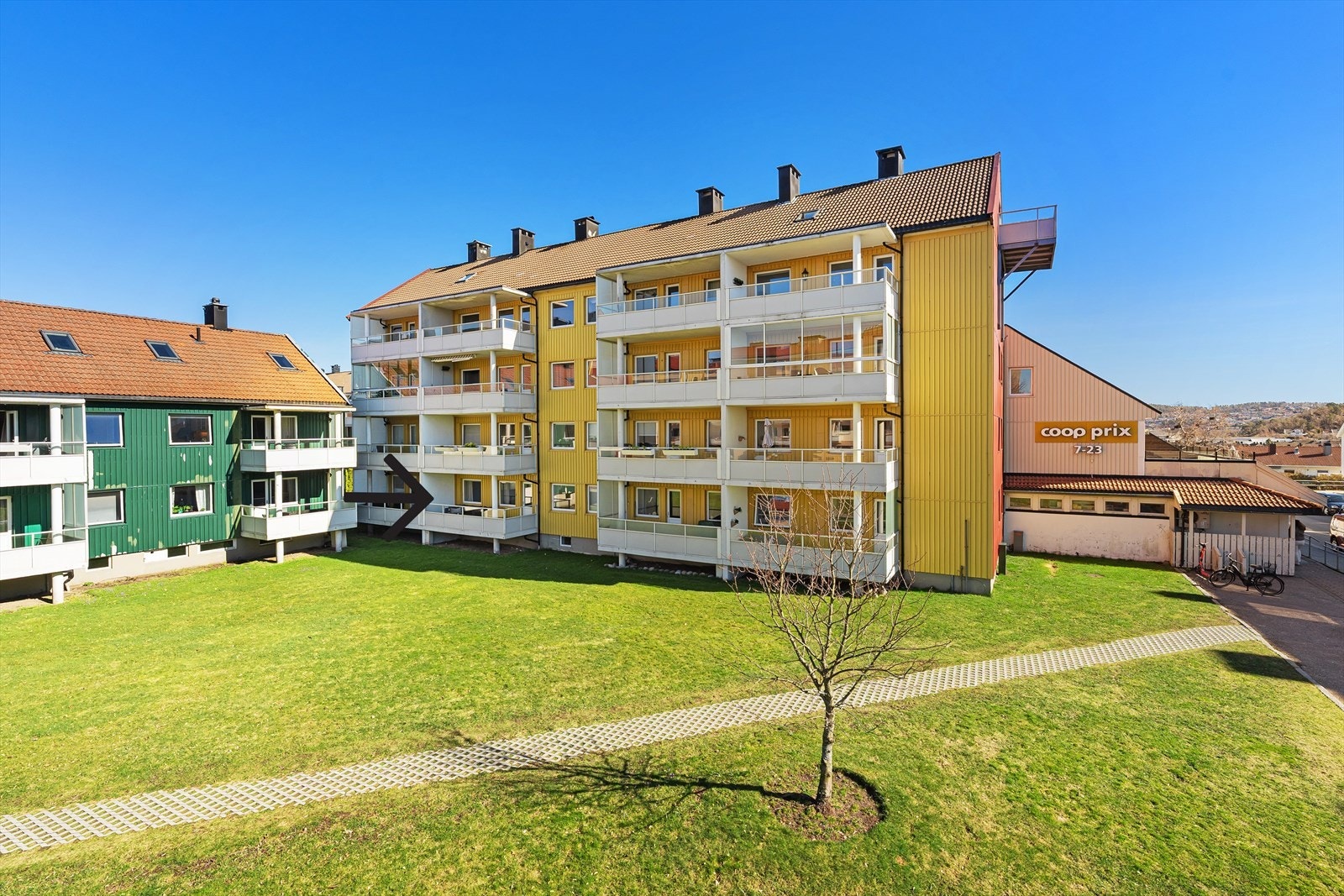 Aktuell leilighet ligger i byggets 1.etg. med fin utsikt utover nærområdet. Like ved (i nabobygget) finner du nærmeste dagligvarebutikk, og litt lengre bort i Kirkeveien finner du bakeri, treningssenter mm. Du har også gang- og sykkelavstand til UiA. Galleribilde