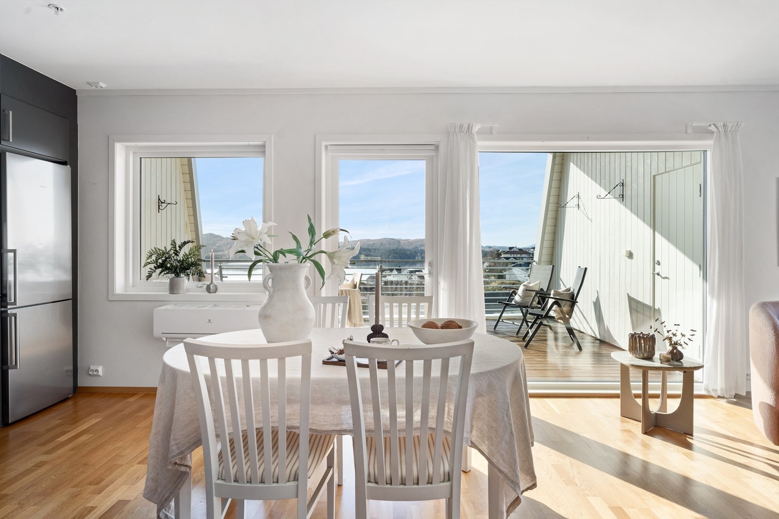 De store vinduene sørger for masse naturlig lysinnslipp - fra stuen/kjøkkenet kan man også nyte den nydelige utsikten Galleribilde