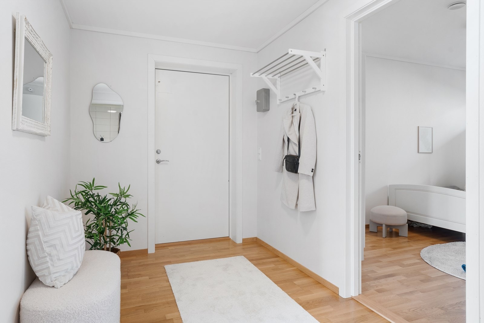 En lys og romslig gang ønsker deg velkommen inn i leiligheten Galleribilde