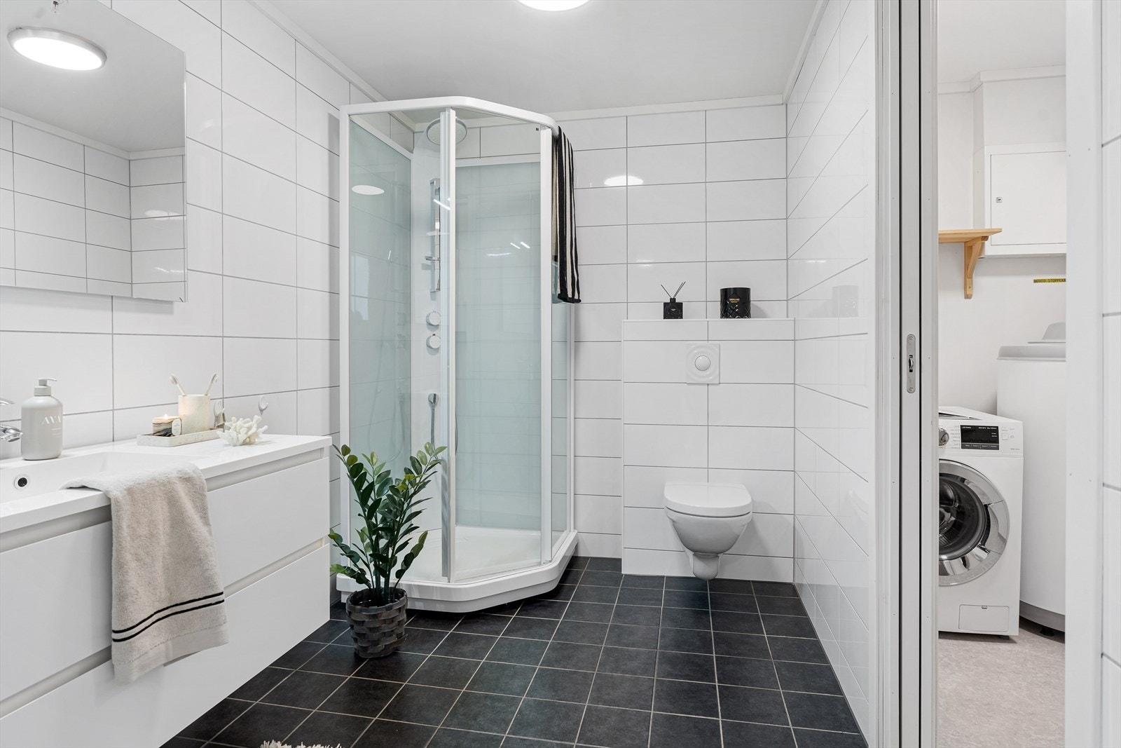 Leiligheten har et moderne og oppgradert bad med fliser på gulv og vegger Galleribilde