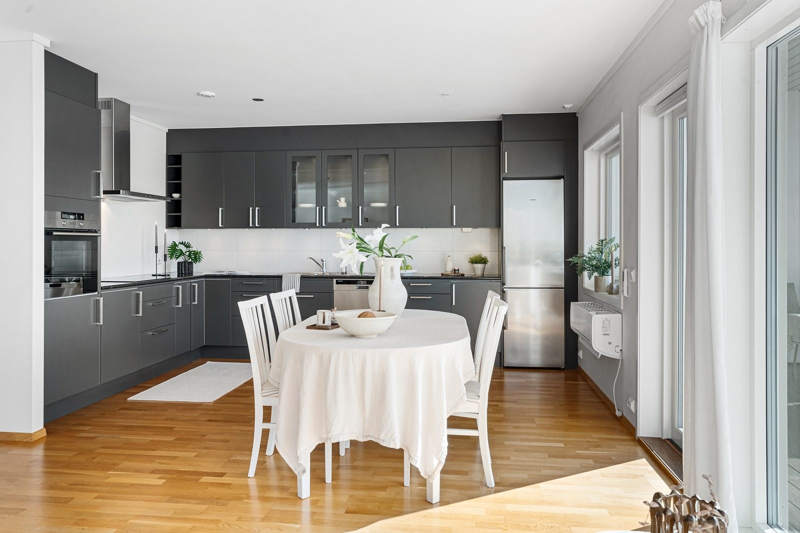 Flott og moderne Drømmekjøkken med masse skap- og benkeplass (kjøkkenet er betydelig oppgradert ved oppføring) Galleribilde