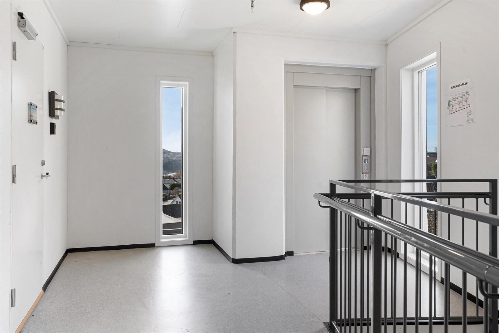 Inngangsdør rett ved heisen og eneste leilighet med inngang fra trapperommet i denne etasjen. Galleribilde