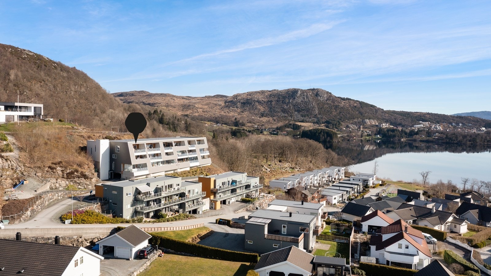 Rundhaug 74 er en innflytningsklar, strøken topp- og endeleilighet med nydelig utsikt til Aksdalsvantnet, fjelltoppene og naturen Galleribilde