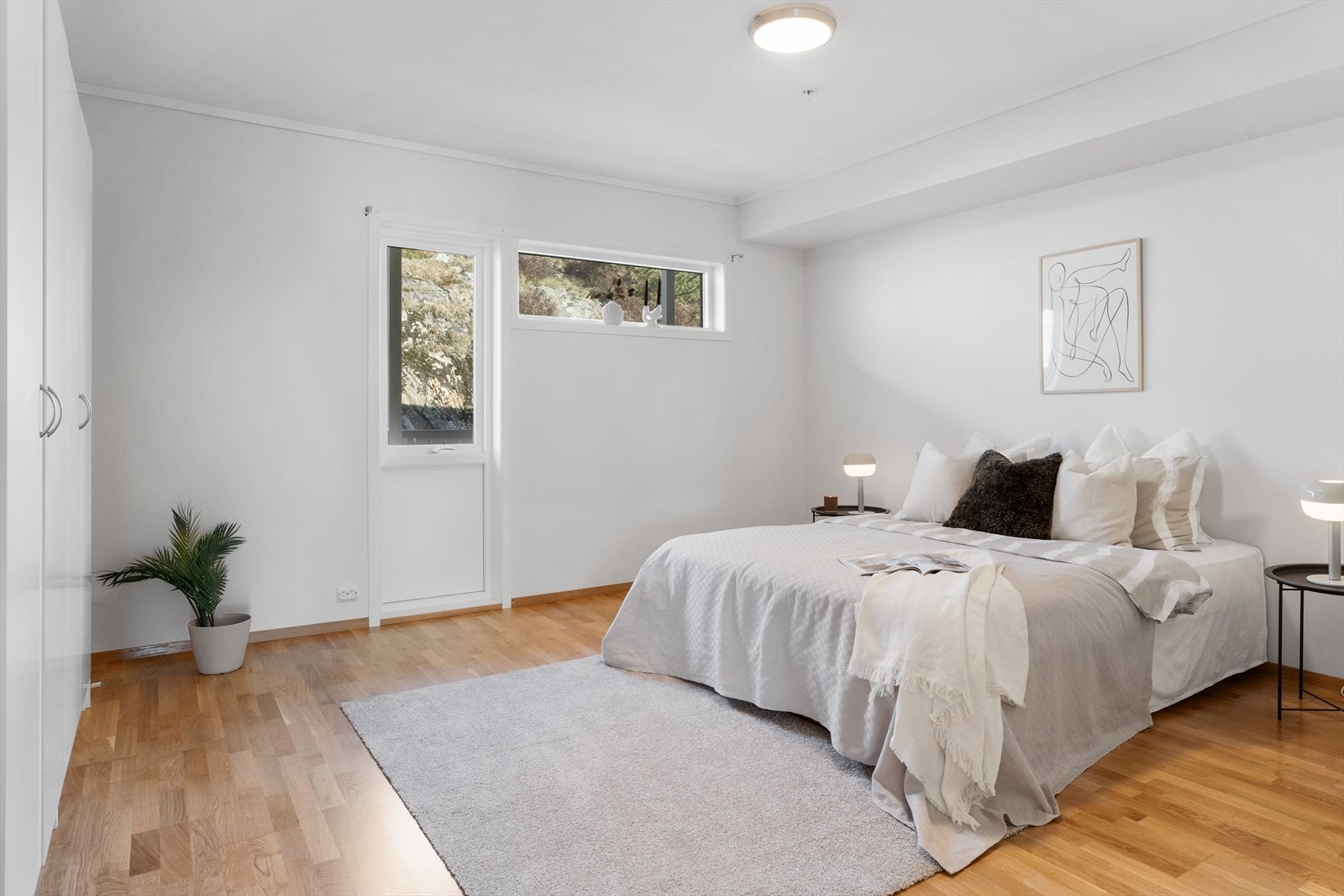 Leiligheten har totalt to lyse og pene soverom - hovedsoverommet har god plass til dobbeltseng og tilhørende nattbord Galleribilde