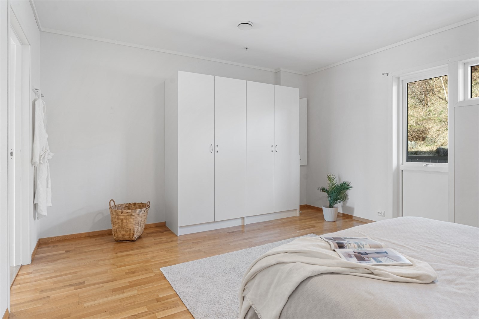 Stort garderobeskap med god oppbevaringsplass Galleribilde