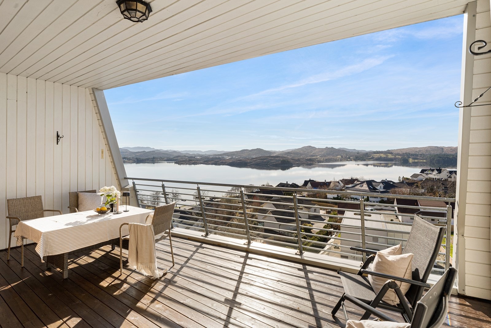 Leiligheten har en herlig, overbygget terrasse på hele 21 kvm med nydelig utsikt Galleribilde