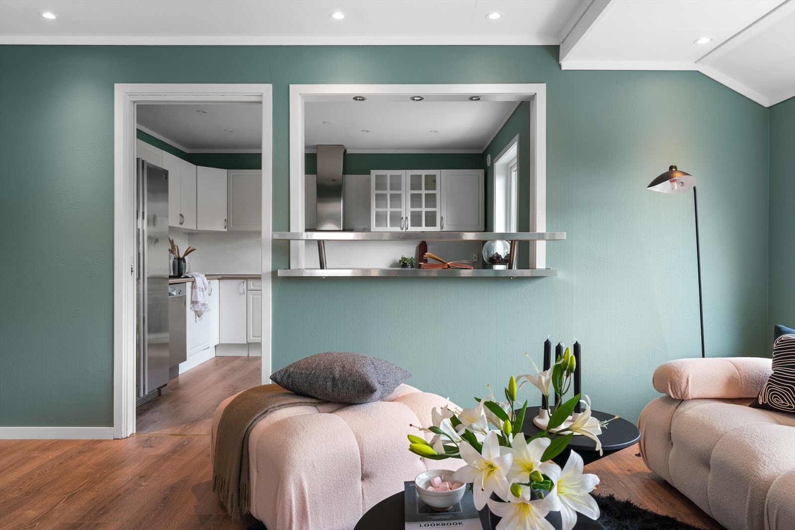 - Delvis åpen løsning mellom kjøkken og stue, som sørger for at dette blir et praktisk og sosialt oppholdsrom - Galleribilde