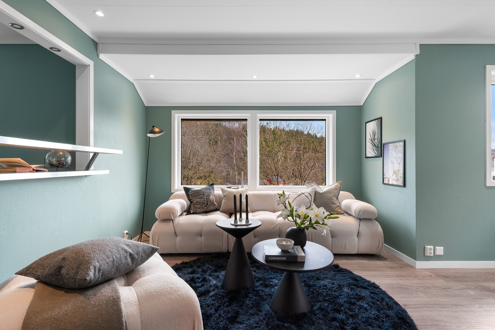 - Boligen har blitt oppgradert med nytt gulv og kjøkkeninnredning de senere årene som bidrar til et moderne preg - Galleribilde