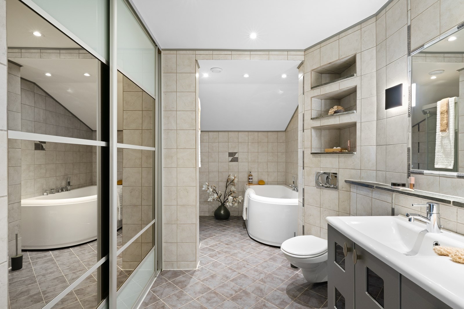 - Et romslig baderom med god plass til oppbevaring av hverdagslige ting - Galleribilde