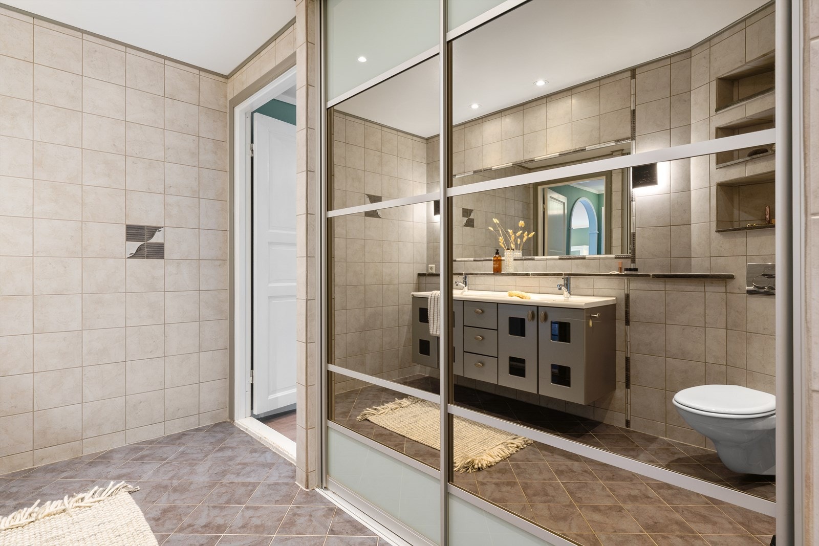 - Skyvedørsløsningen gir rom for diskret plasserte lagringsmuligheter - Galleribilde