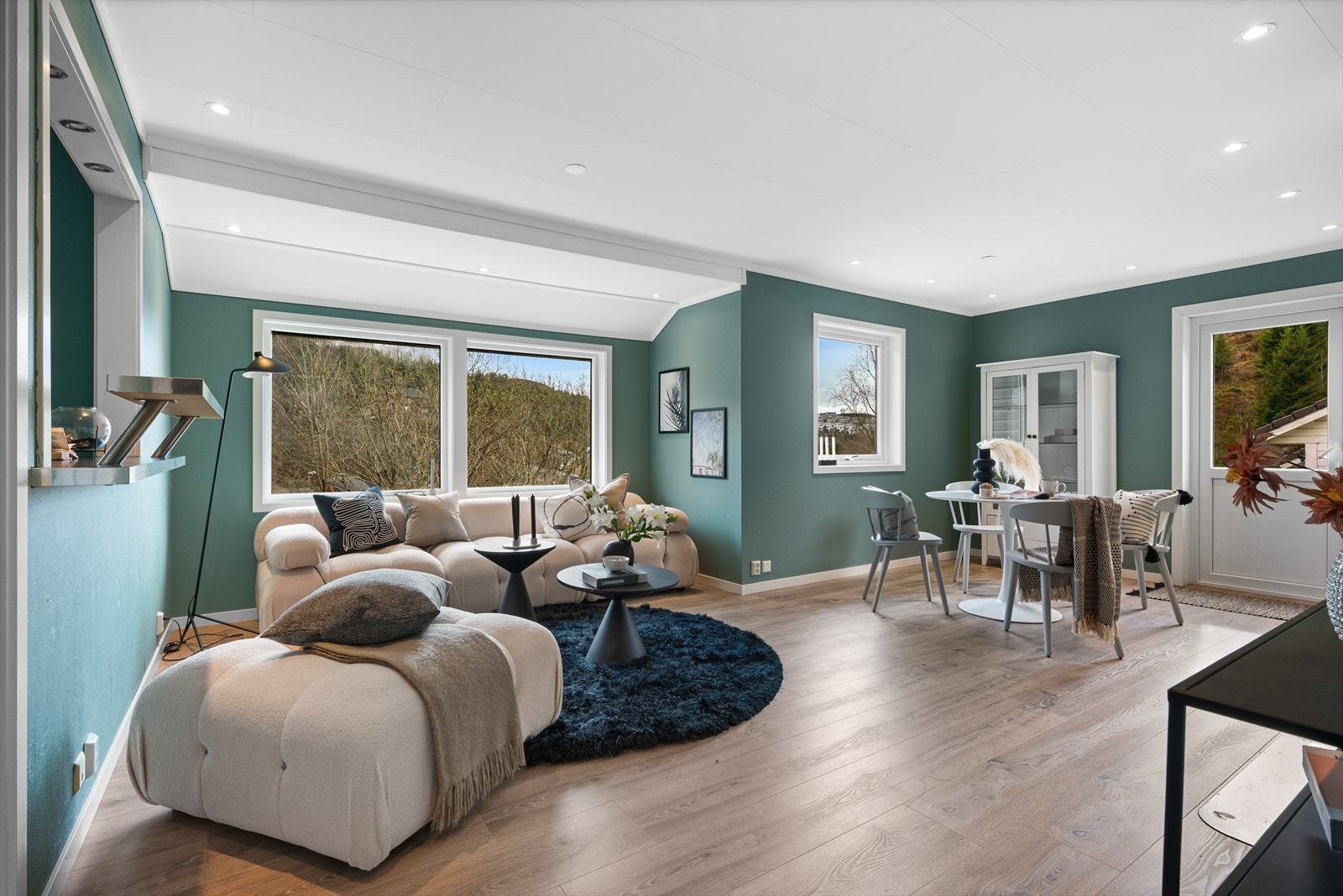 - Stuen har et areal på 25,1m² - Galleribilde