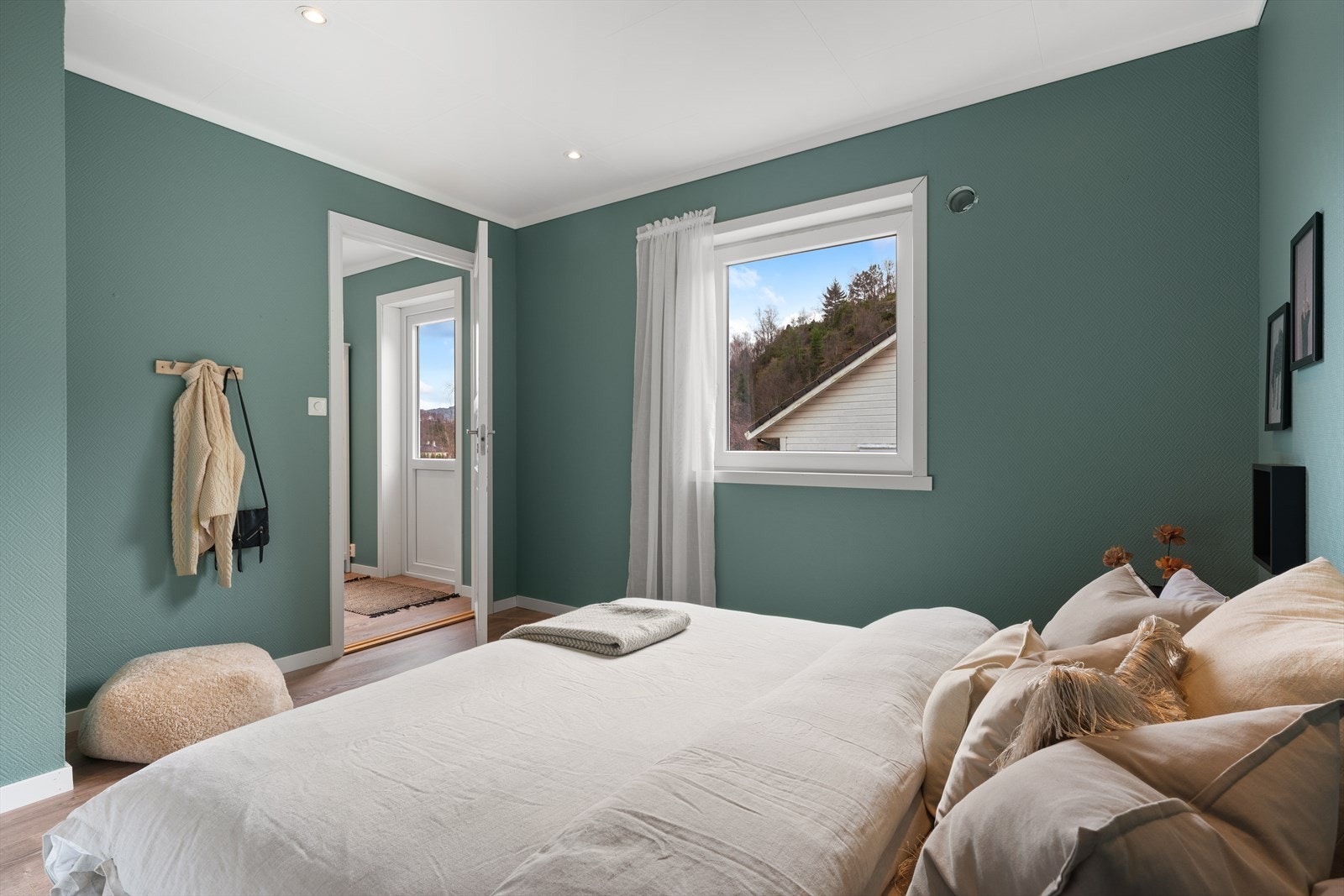 - God plass til seng i ønsket størrelse og tilhørende møblement - Galleribilde