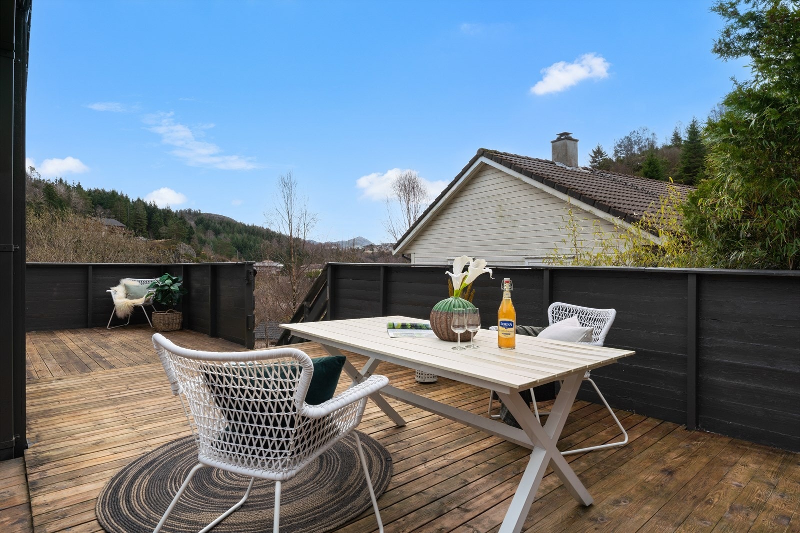 - Boligen har en stor og herlig balkong som strekker seg utover et areal på ca. 75m² - Galleribilde