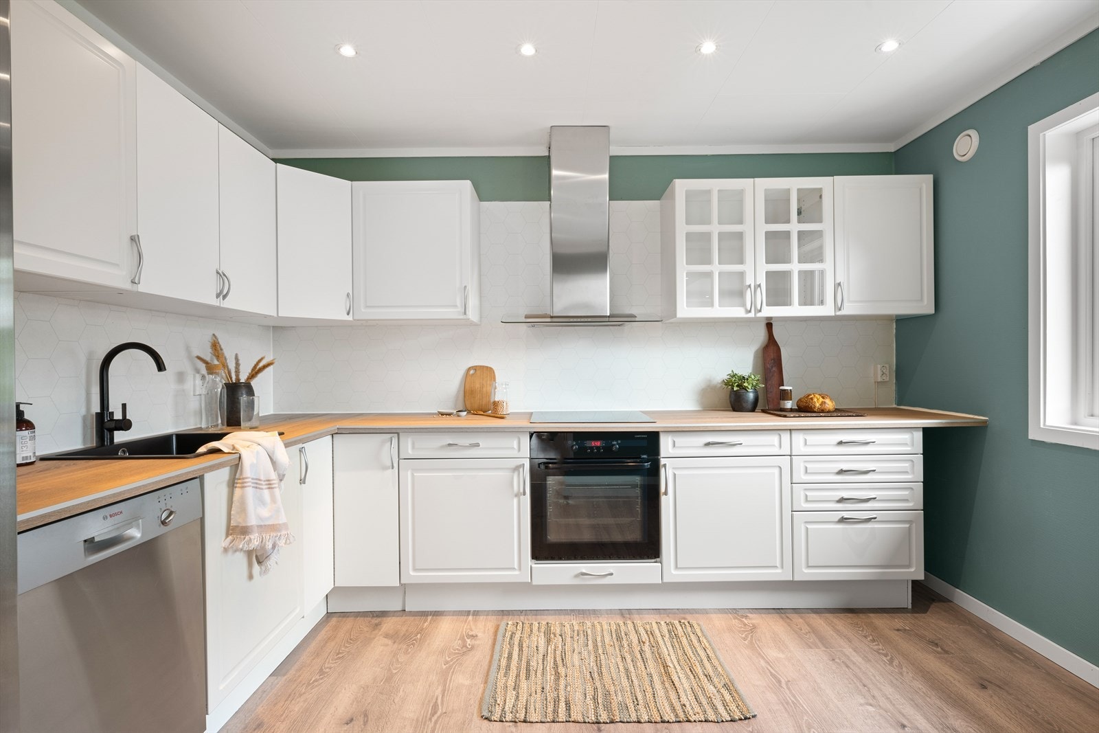 - Klassisk kjøkkeninnredning med profilerte fronter og benkeplate av laminat - Galleribilde