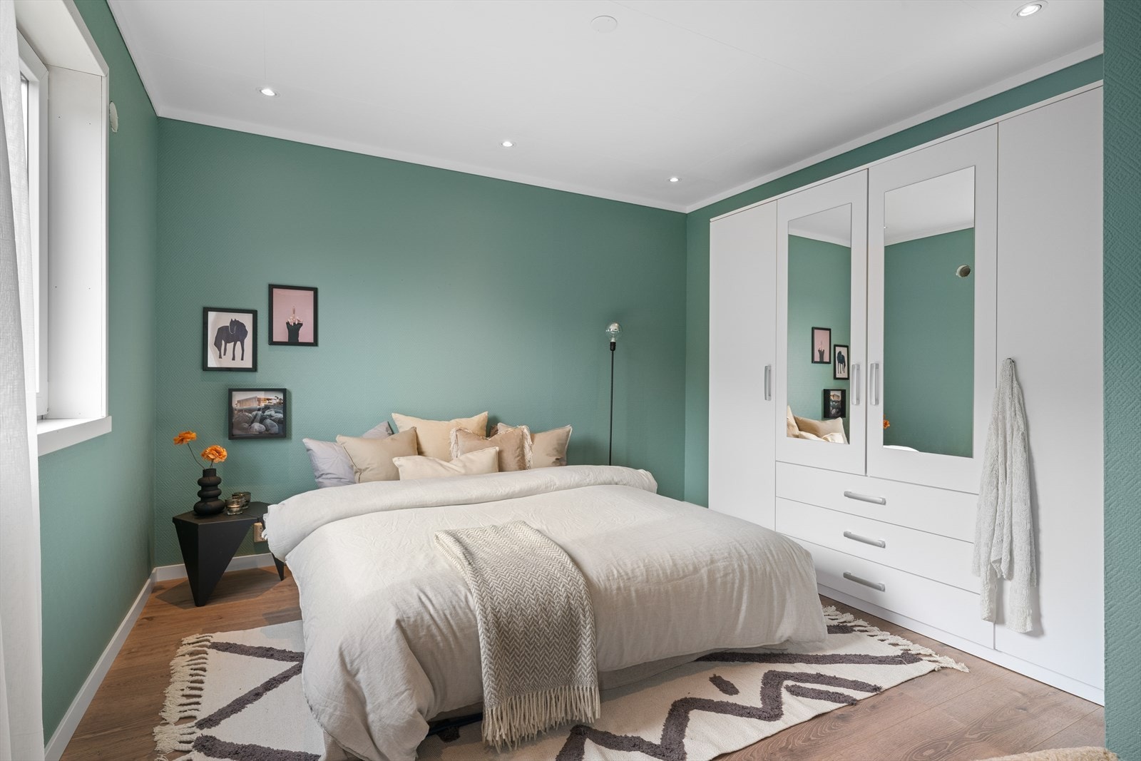 - Soverommet måler 11,1m². Merk den plassbygde garderobeløsningen - Galleribilde